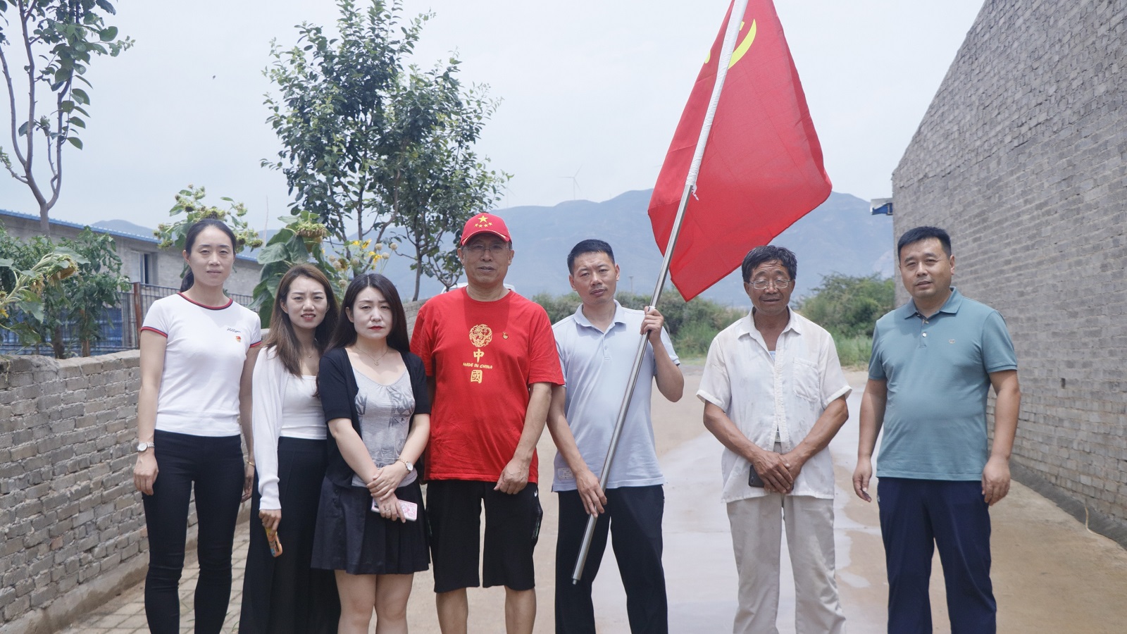 羞羞网站在线免费观看党支部组织开展“慰奶农、游红馆”七一活动